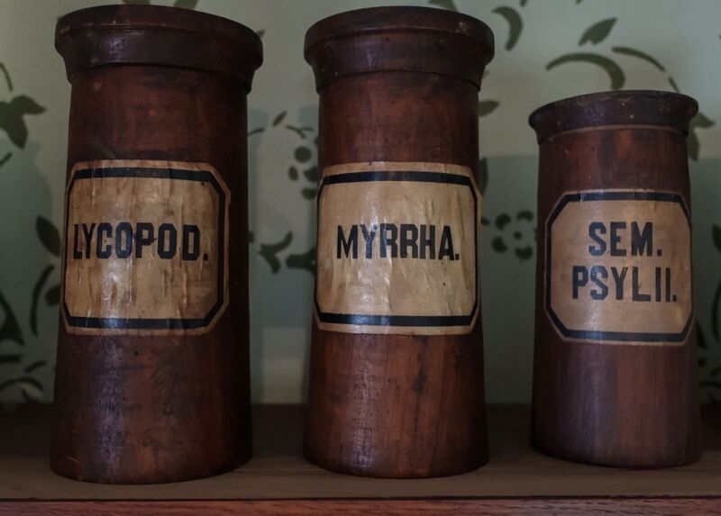 Datei:GHV Apotheke-3-Standgefaesse.JPG