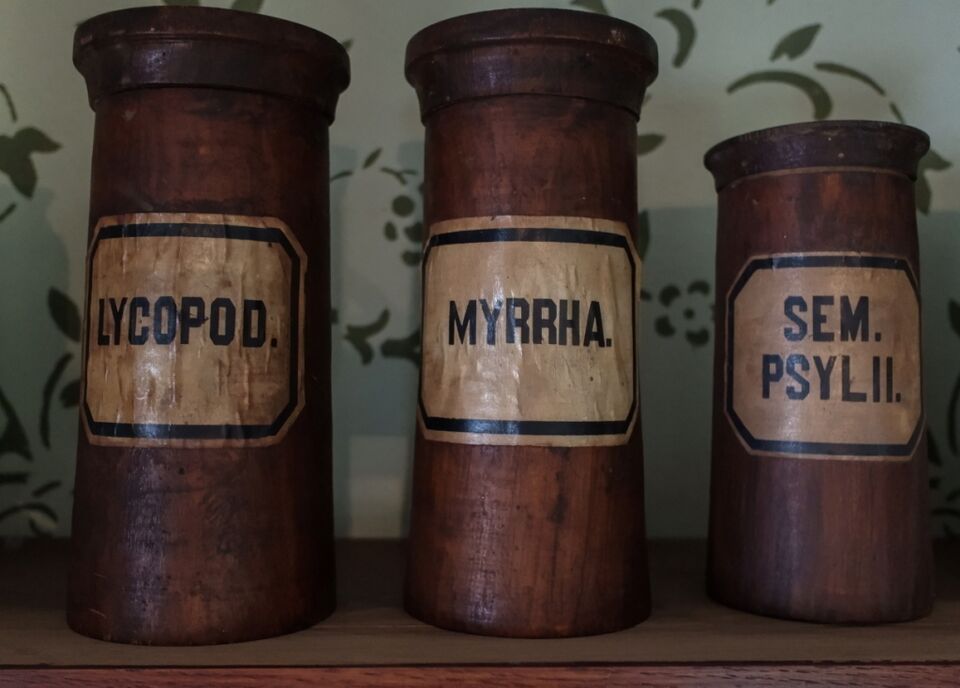 Datei:GHV Apotheke-3-Standgefaesse.JPG