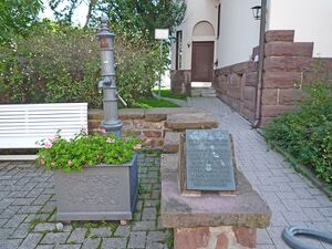 Pinache-Adolf-Maerkt-Brunnen.jpg