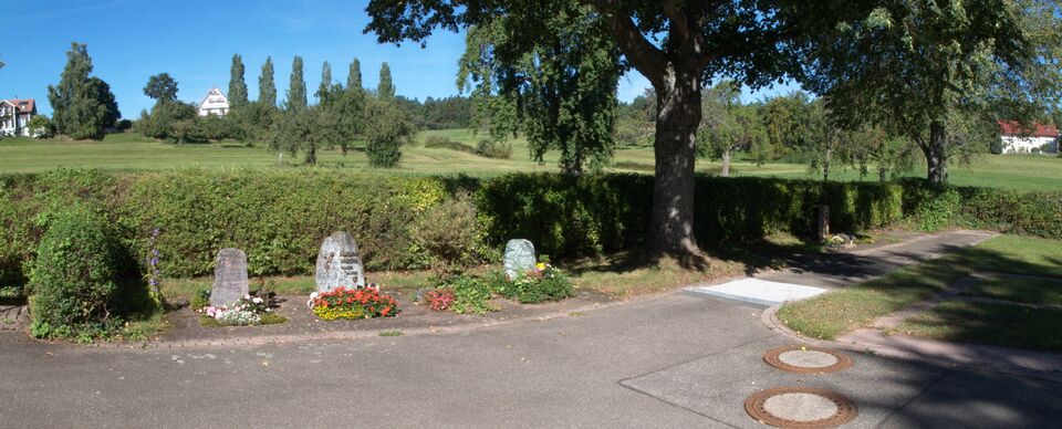 Datei:2023-09-05 Altburg Friedhof Urnenfeld.jpg
