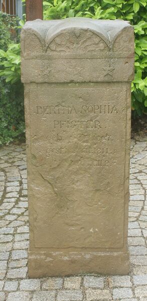 Datei:Grabsteine Wehrkirche.JPG
