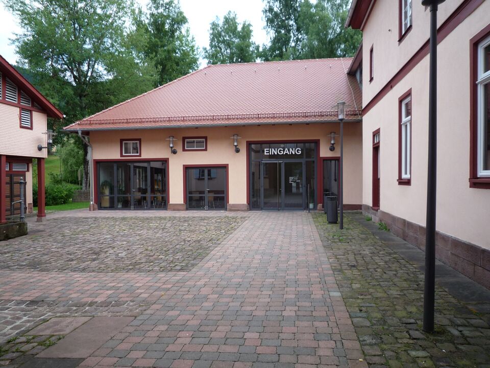 Datei:Hoefen-Rathaus-Innenhof.jpg