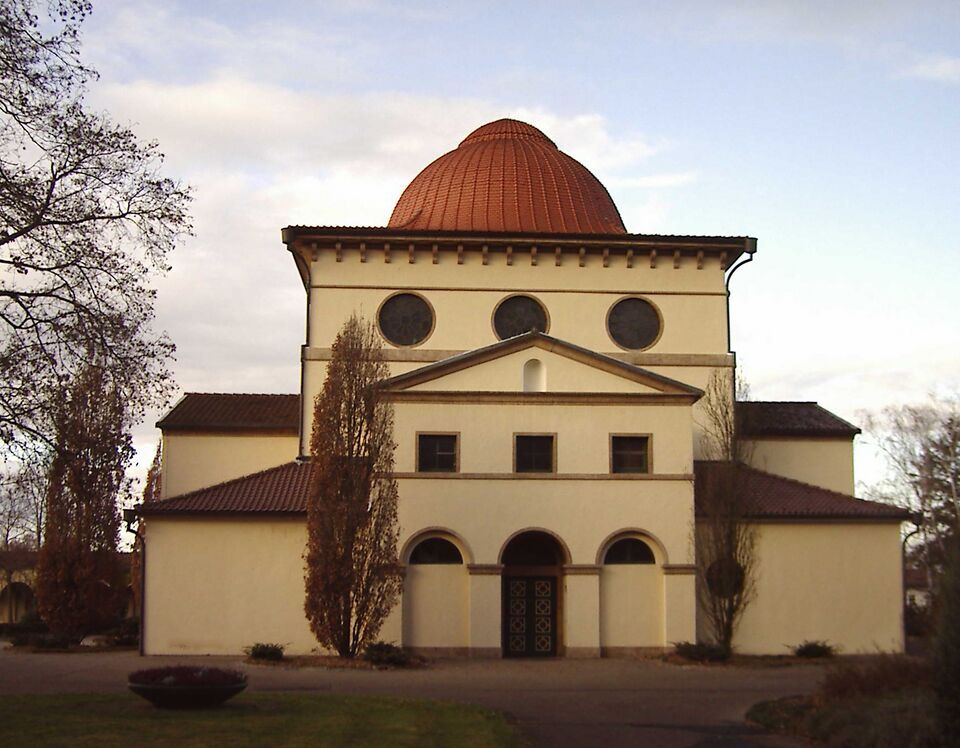 Datei:Aussegnungshalle von Osten.jpg