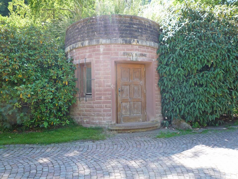 Datei:Bad-Teinach-Ottotherme-Park.jpg