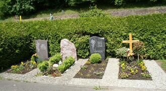 Vier Gräber Friedhof Turmseite.jpg