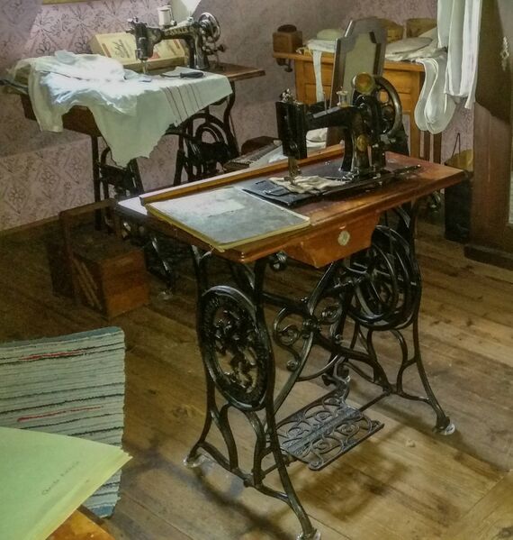 Datei:GHV Nähzimmer-NMaschine-Wertheim-Anker.JPG