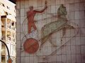 Wagenlenker, Fassadenmosaik von Rolf Gröger (Mosaik) und Rudolf Dietz (Schmiedeisen) nach Entwürfen von Edward Mürrle