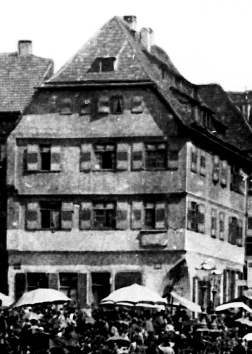 Datei:Pforzheim, Marktplatz, Alte Kanzlei, massives Erdgeschoss von 1538, Obergeschosse aus Fachwerk um 1700.png