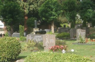 Gräberfelder Friedhof Vaihingen.JPG