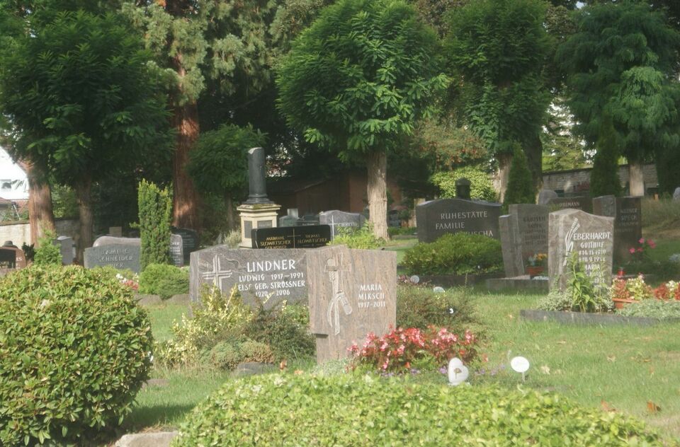 Datei:Gräberfelder Friedhof Vaihingen.JPG