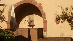 Brunnenanlage im Innenhof.JPG