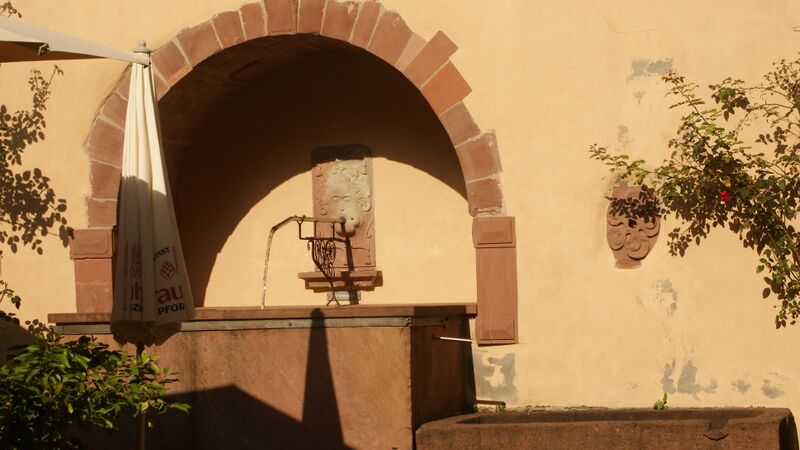 Datei:Brunnenanlage im Innenhof.JPG
