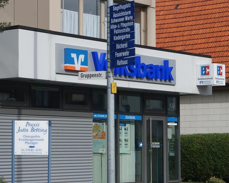 Datei:Volksbank Schwann mit Wegweisschildern.JPG