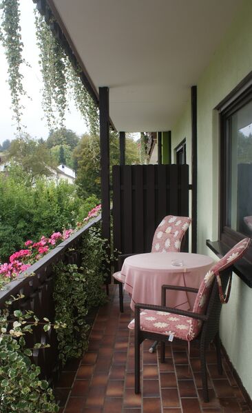 Datei:Zimmerbalkon Linde.jpg